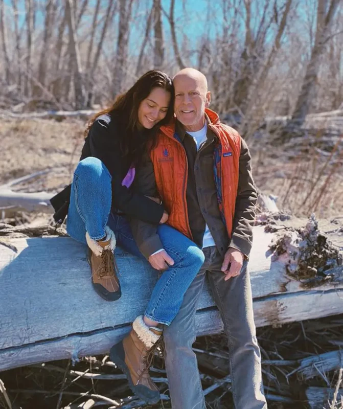 Emma Heming ao lado de Bruce Willis em imagem que marca 18 anos de união