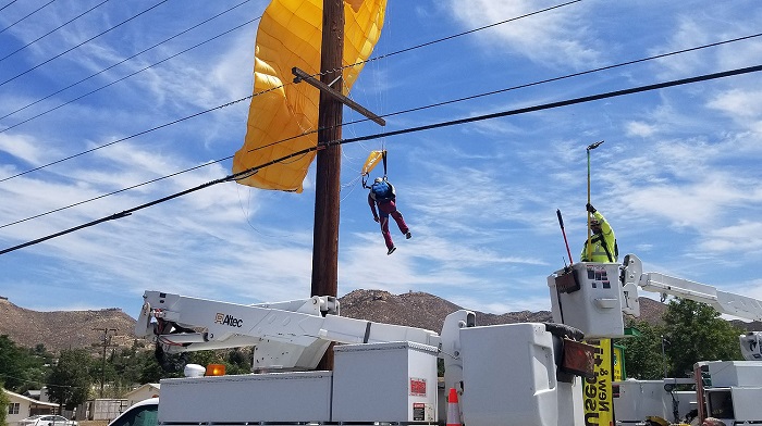 Seorang penerjun payung di California diselamatkan dengan cara yang dramatis setelah parasutnya terjerat kabel listrik.