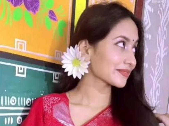Horny Desi GF Latest Viral Showing Boobs with Full Face