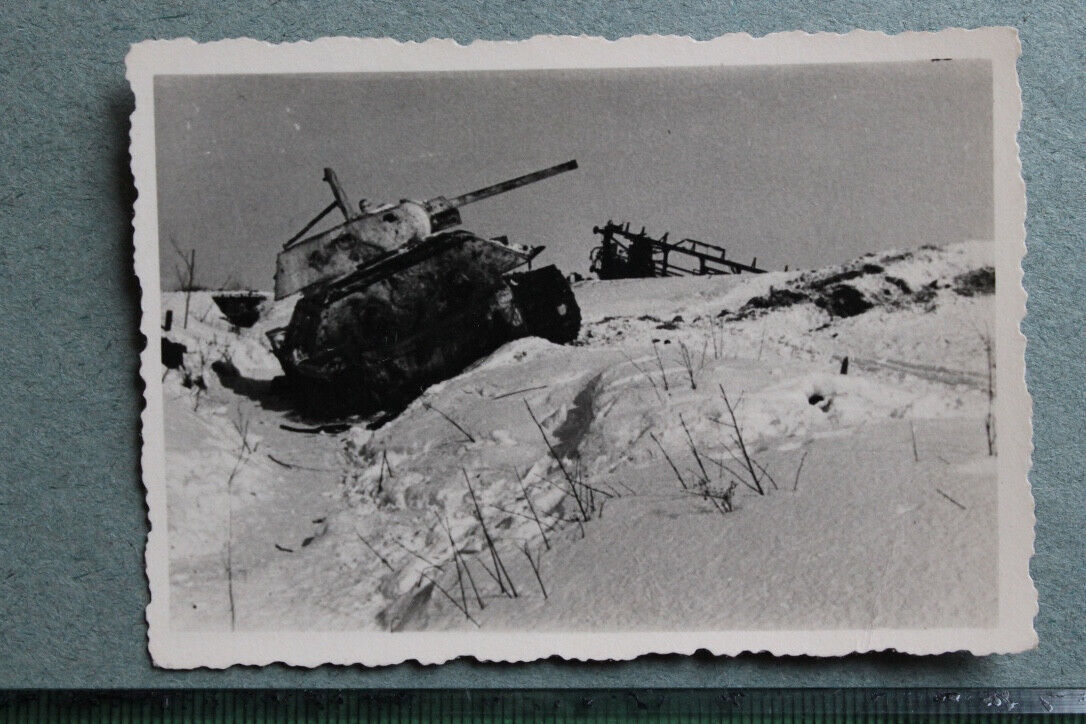zerstört russischer Panzer T34 weiße Lackierung Schnee Winter
