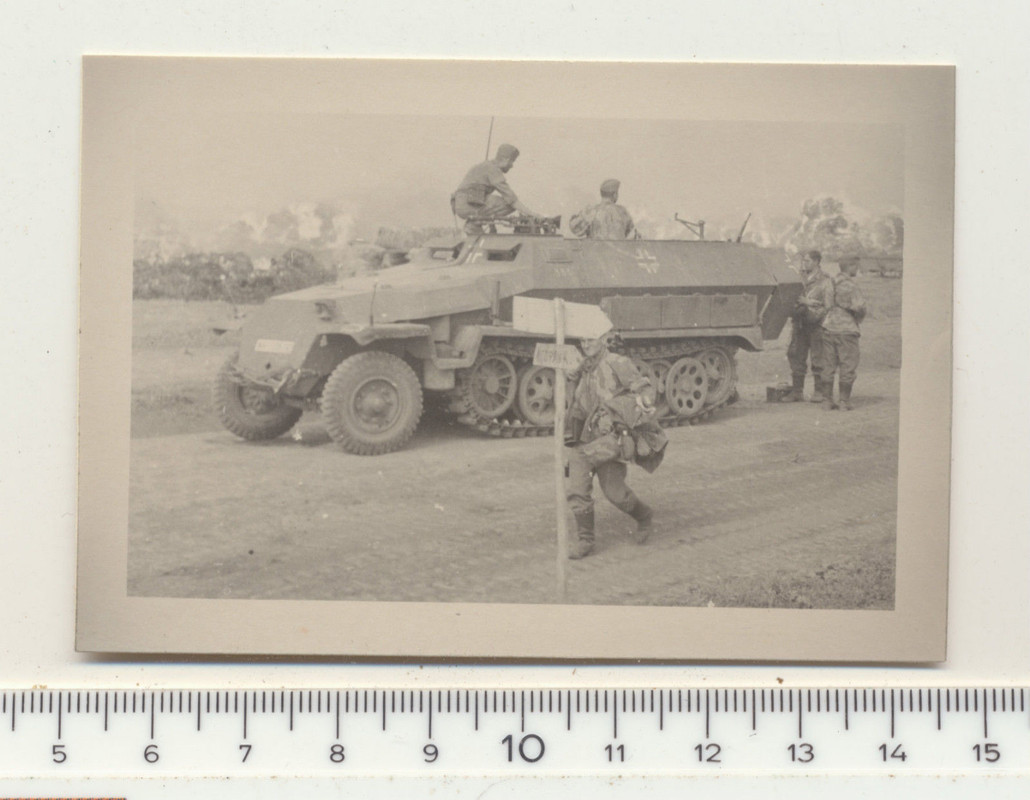 FOTO KAMERADEN MIT SCHÜTZENPANZER VORMARSCH OSTF