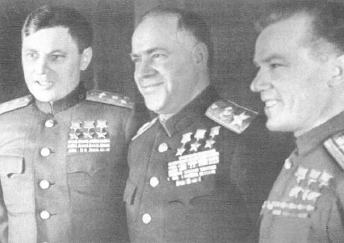 Tres de los más famosos soldados soviéticos de la Gran Guerra Patriótica. De izquierda a derecha, el teniente coronel Alexander Pokryshkin, el mariscal Georgy Zhukov y el mayor Iván Kozhedub, siendo este último el mejor as de la aviación soviética con 62 victorias Tres de los más famosos soldados soviéticos de la Gran Guerra Patriótica. De izquierda a derecha, el teniente coronel Alexander Pokryshkin, el mariscal Georgy Zhukov y el mayor Iván Kozhedub, siendo este último el mejor as de la aviación soviética con 62 victorias