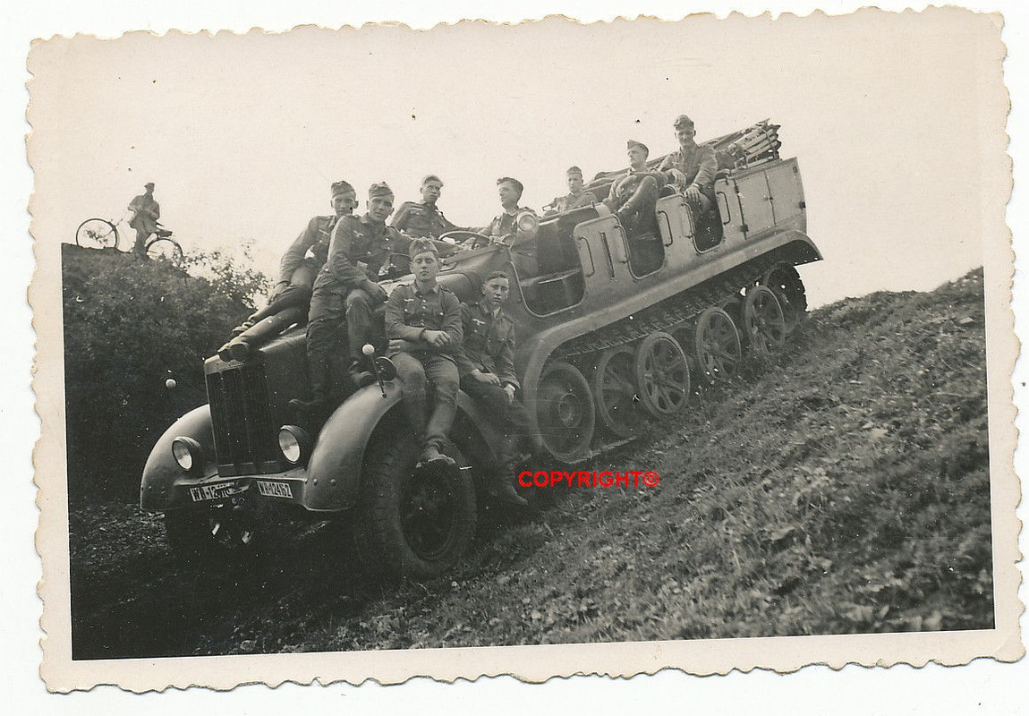 SD KFZ Halbkette ZGKW. 8t. mit Besatzung im Gelä