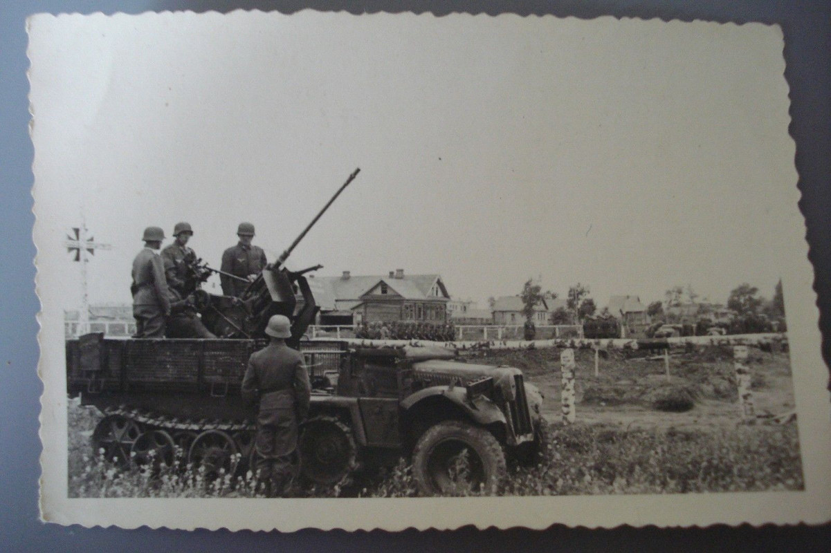 Foto Sdkfz Halbkette mit Flak-Aufbau Geschütz vor Friedhof Ostfr