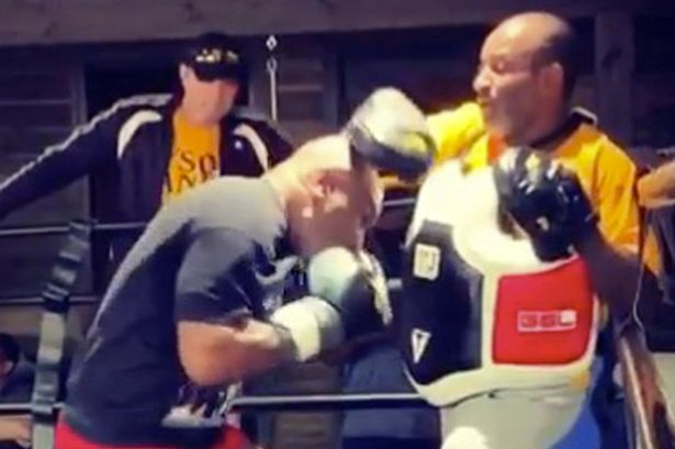 Майк Тайсън едва на откъсна главата на треньора си — MMA.BG