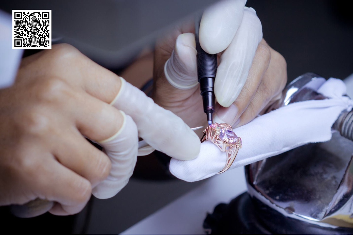 How Custom Repairs Add New Life to Outdated Jewelry?