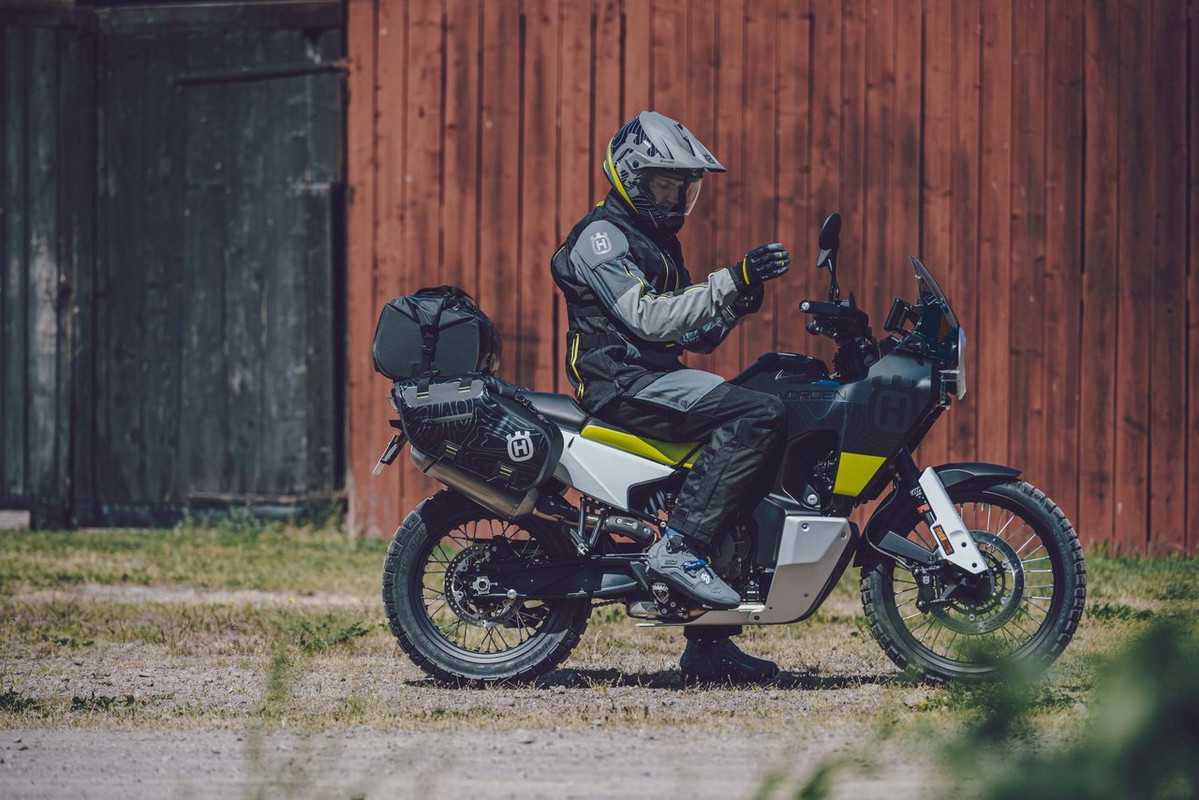 Большой фотосет мотоцикла Husqvarna Norden 901 2022