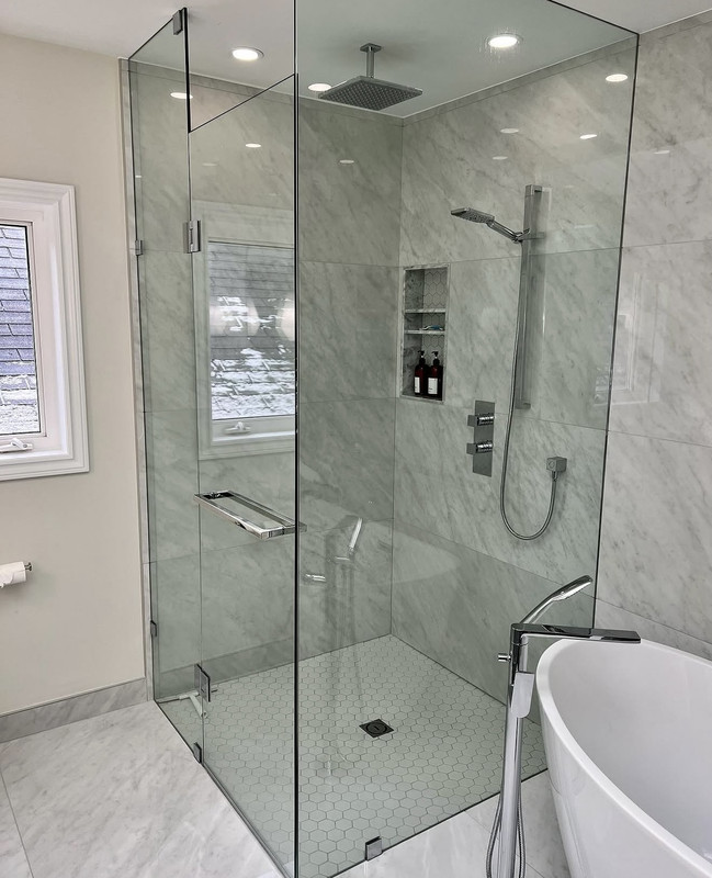 Shower interior with two niches