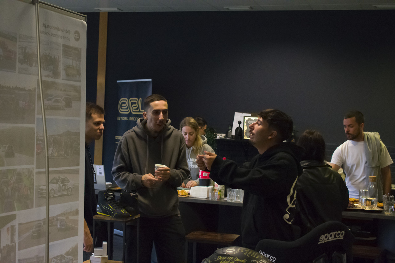 Membros da Drive Division reunidos durante o Coffee Break