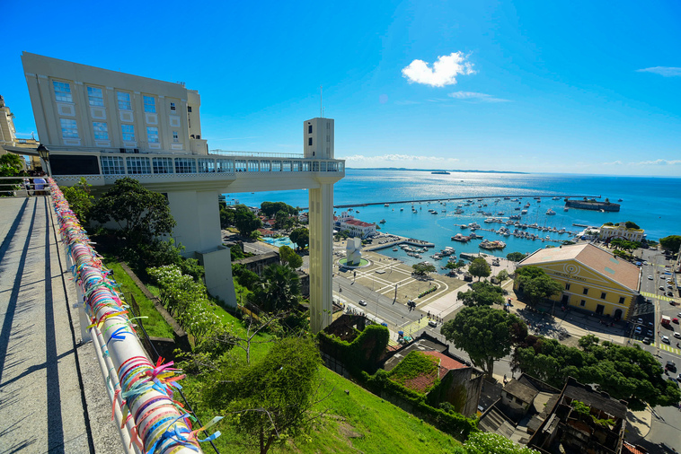 Vista do Elevador Lacerda conectando a cidade alta e baixa.