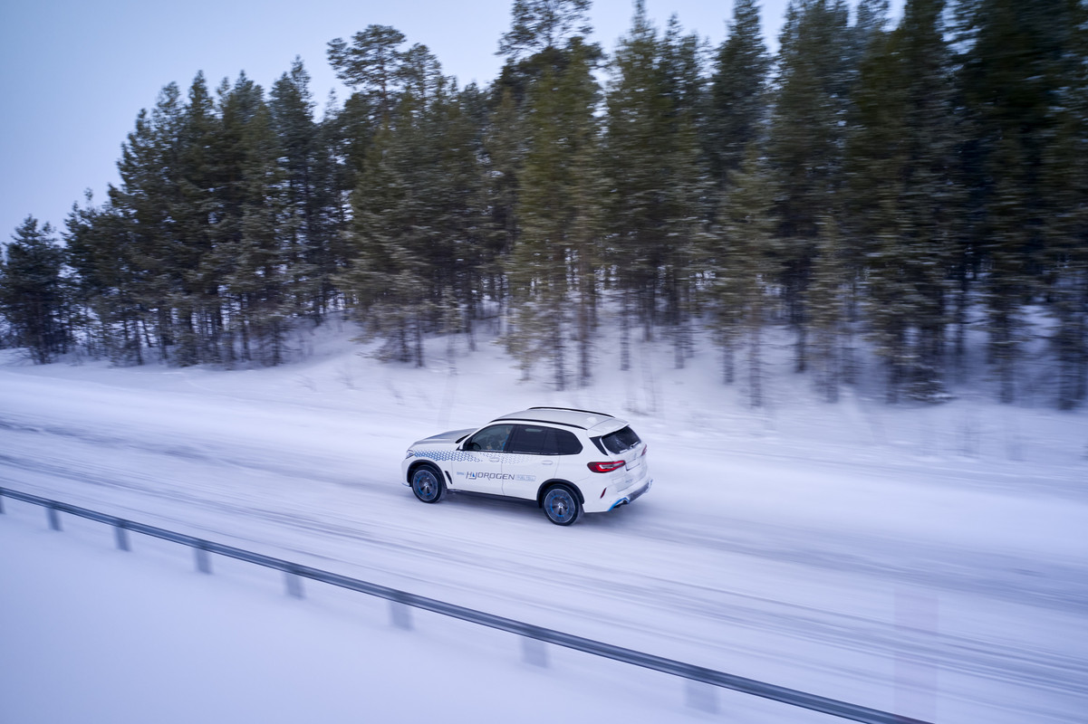 P90453413_highRes_bmw-ix5-hydrogen-win