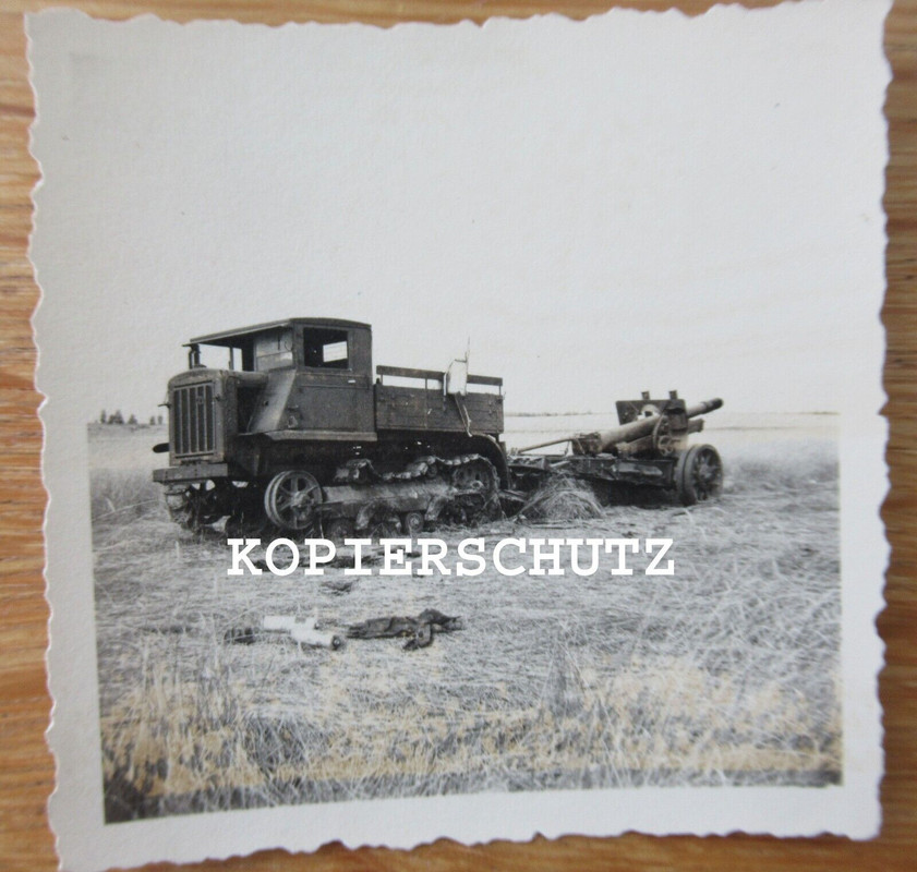 Foto russischer Raupenschlepper mit Geschütz