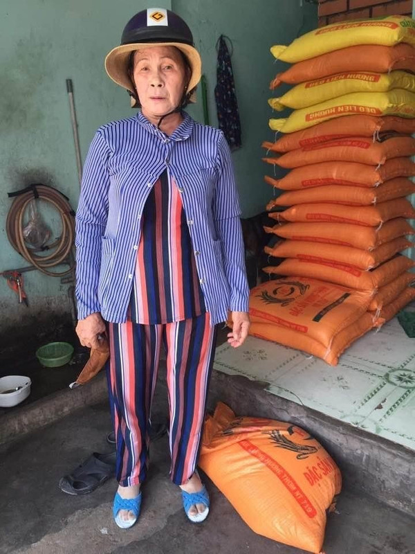 Hình ảnh phát gạo mì cho khu cách ly "Hòn Rớ" Nha Trang 2