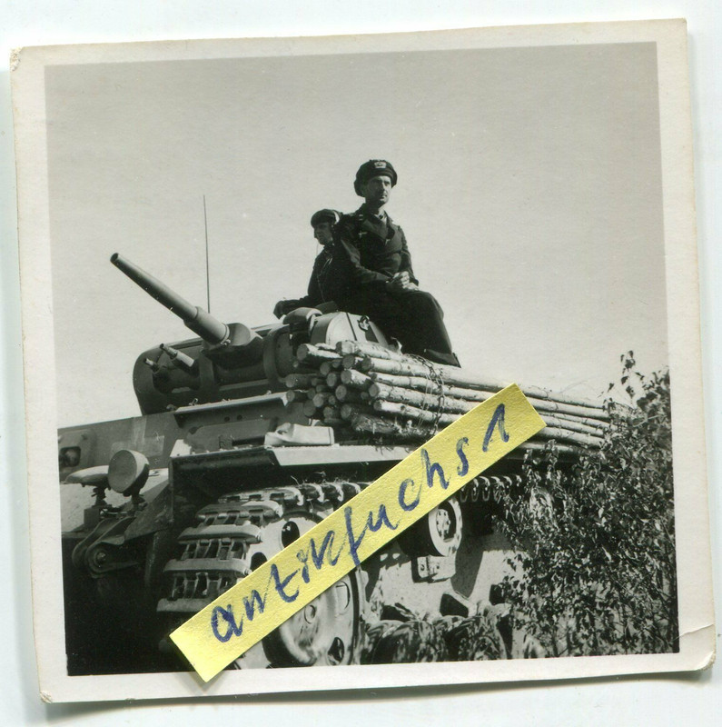 Deutscher Panzer seitlich mit Holzstämmen zur Beschuß-Sicherung