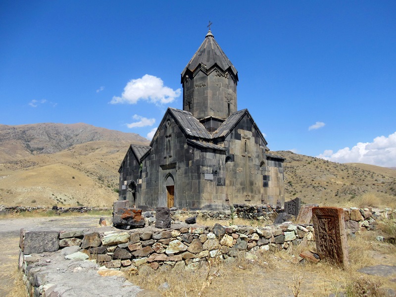 Армения - страна храмов, гор, камней и...