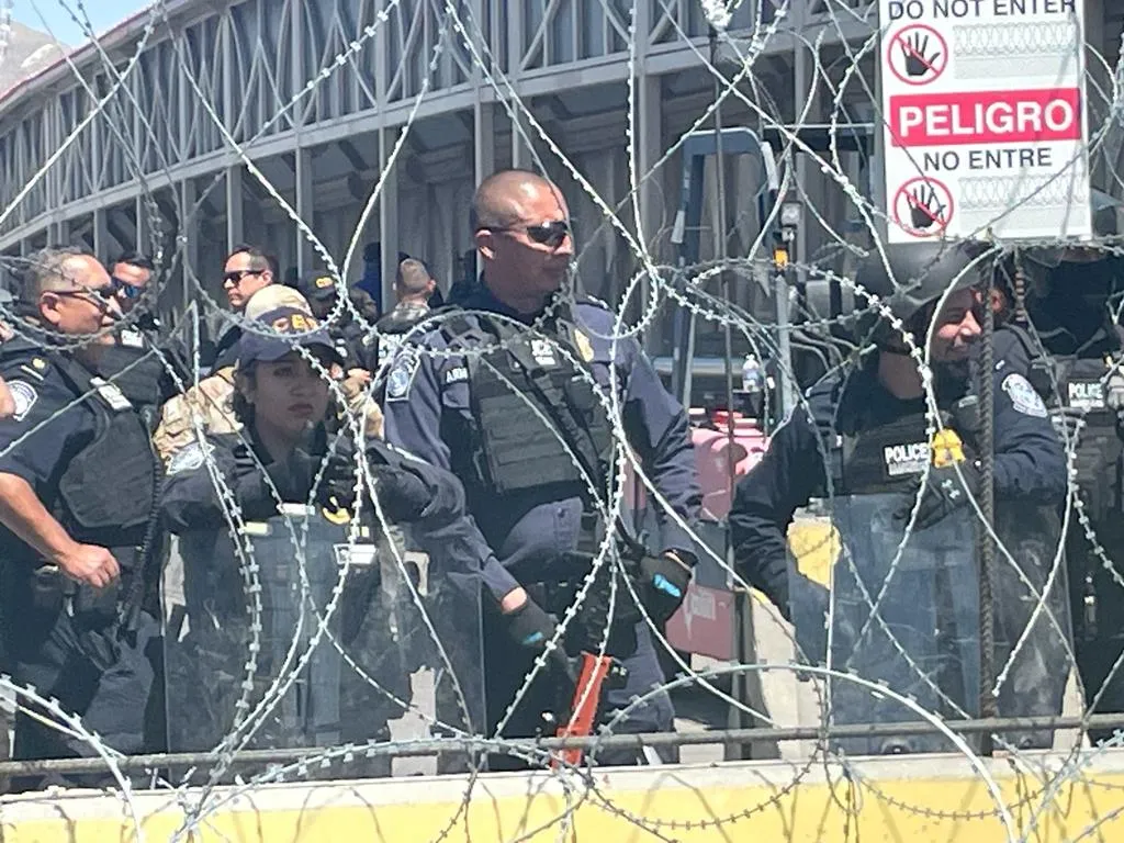 Oficiales de Protección de Aduanas de EU vigilan cruces en Cd Juárez