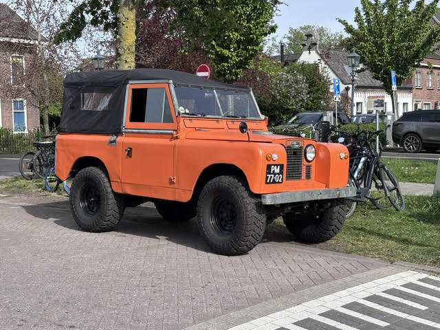 20260428-Land-Rover-oranje.jpg