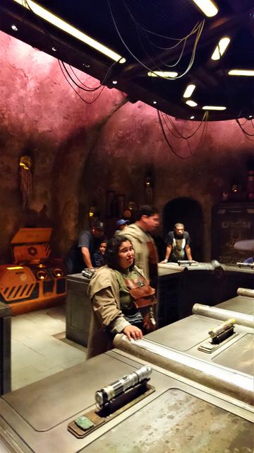 DISNEYLAND ~ STAR WARS: GALAXY'S EDGE, LA GUIA - Blogs de USA - SAVI'S WORKSHOP HANDBUILT LIGHTSABERS: Montando nuestro sable láser (74)