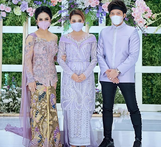 Krisdayanti dalam balutan kebaya rancangan Anne Avantie di acara lamaran Atta dan Aurel