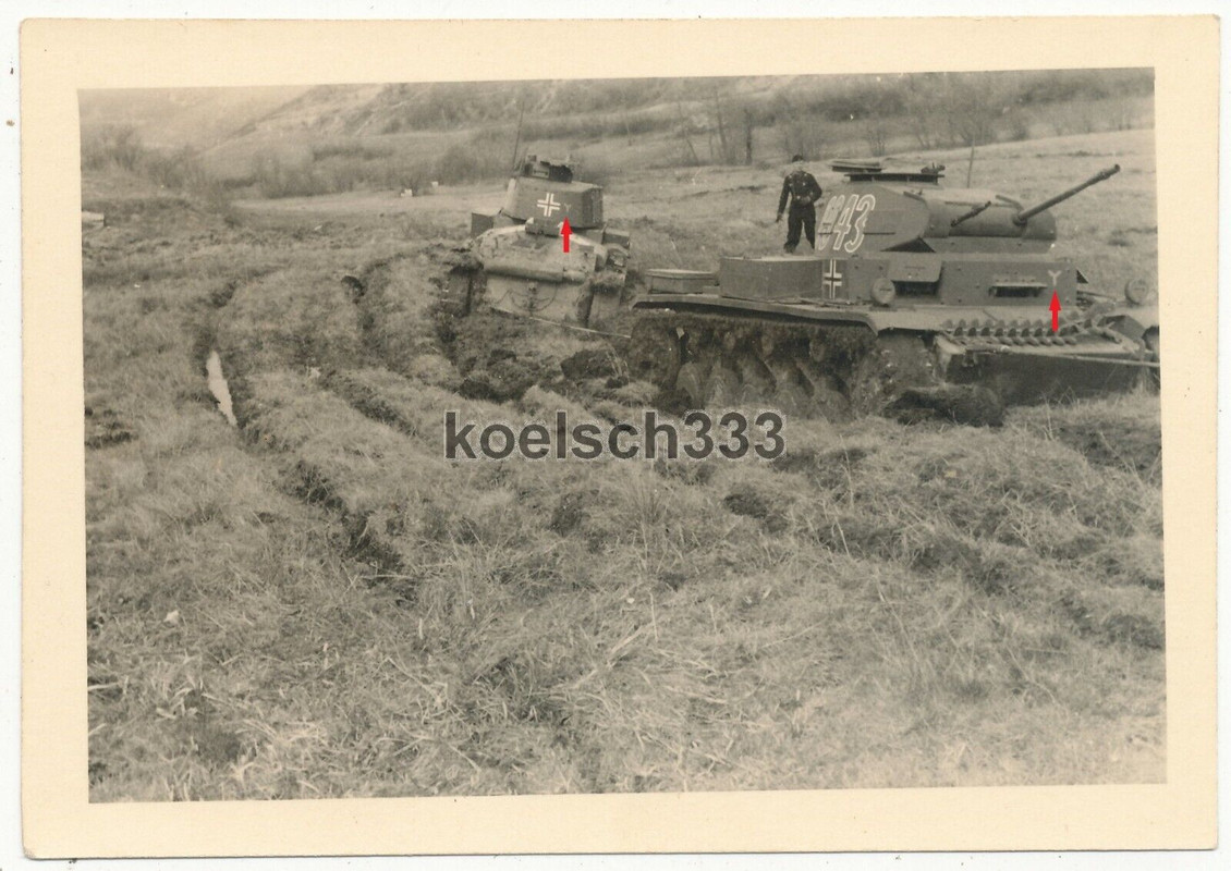 Foto Panzer II schleppt Praga TNH PzKpfw. 38(t) durch Morast ! Kennung 7. PD !