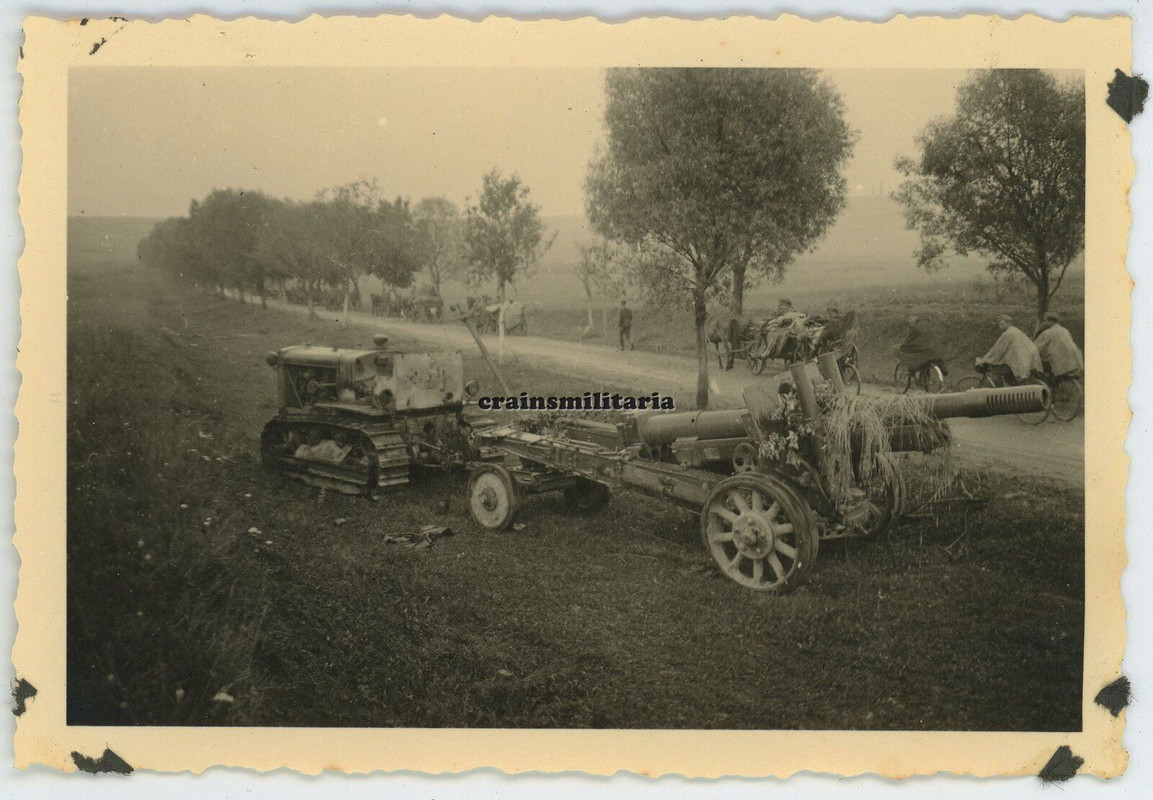 Orig. Foto Beute Panzer Schlepper Stalinez m. Artillerie Geschütz Russland 1941