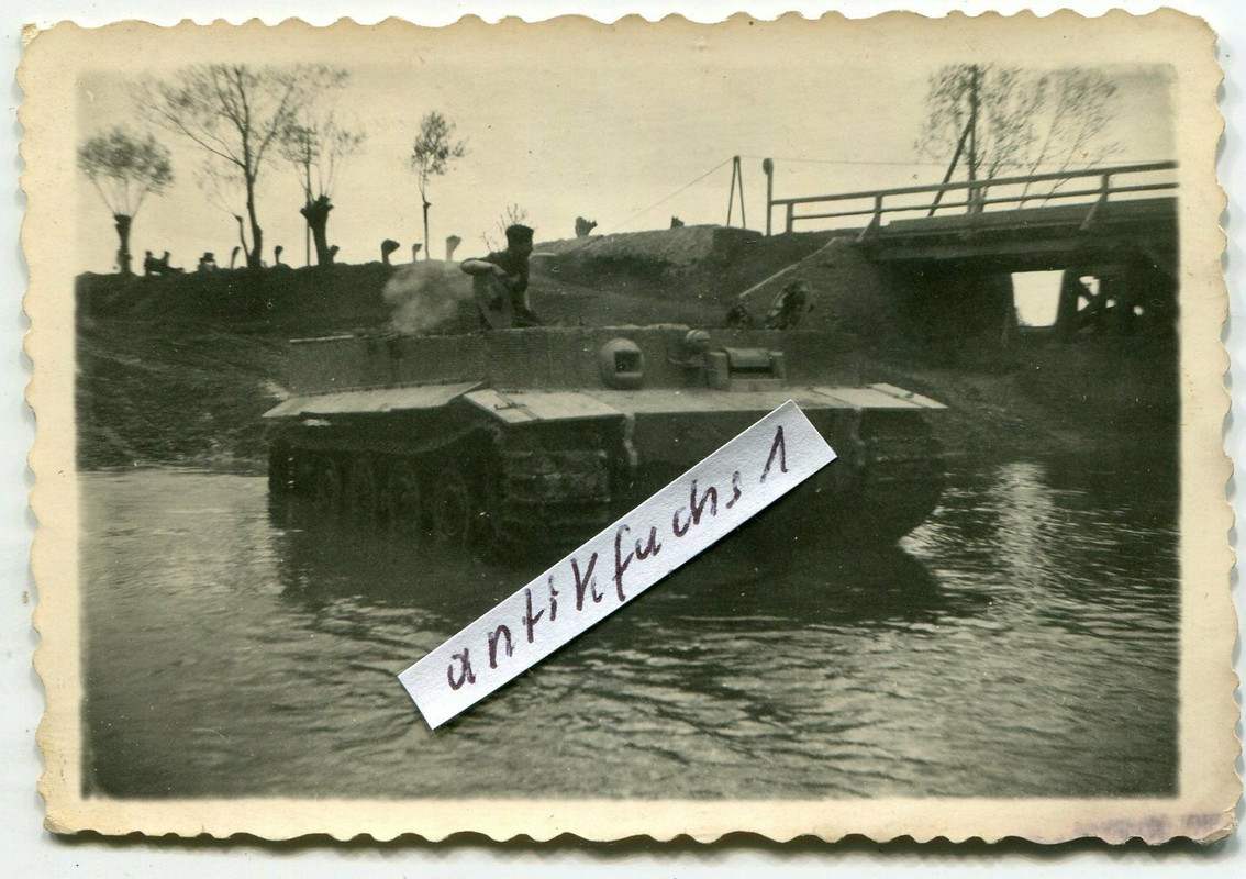 Deutscher-Panzer-vom-Typ-Bergepanzer-TIGER-P-im-Flu-im-2-WK