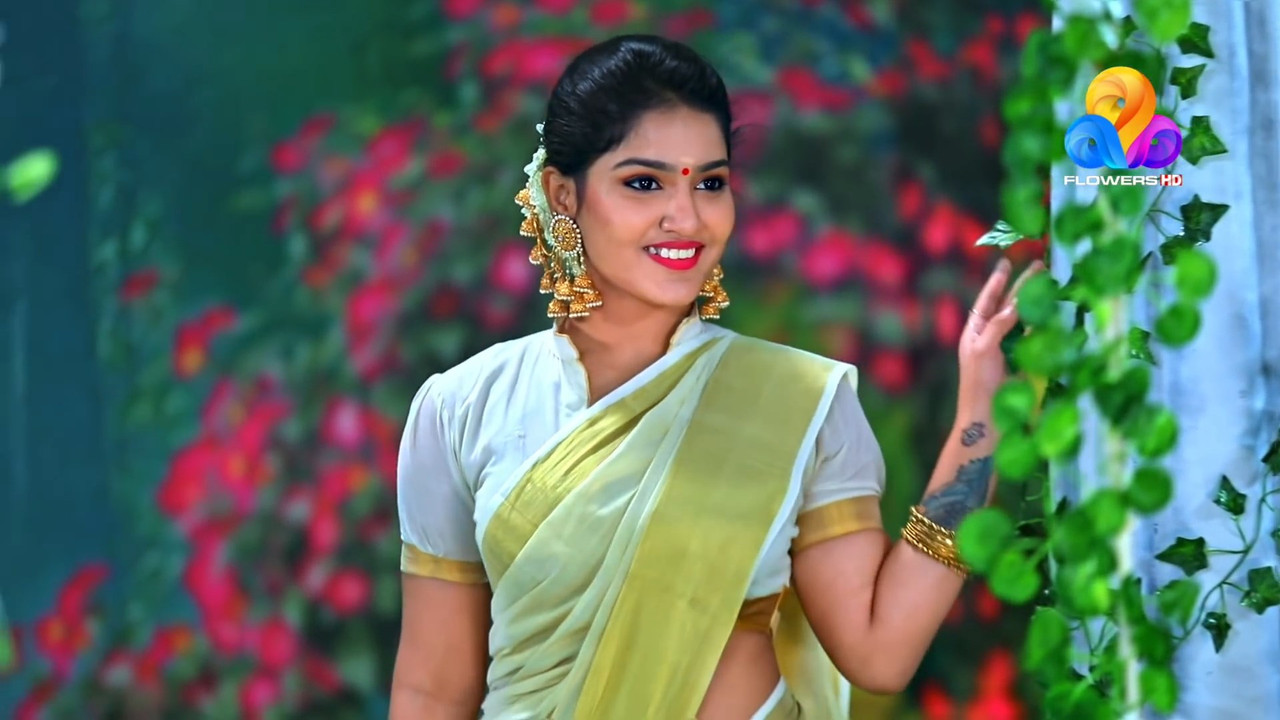 Saniya Iyappan Hot Navel in Saree.m4v_snapshot_00.27.616