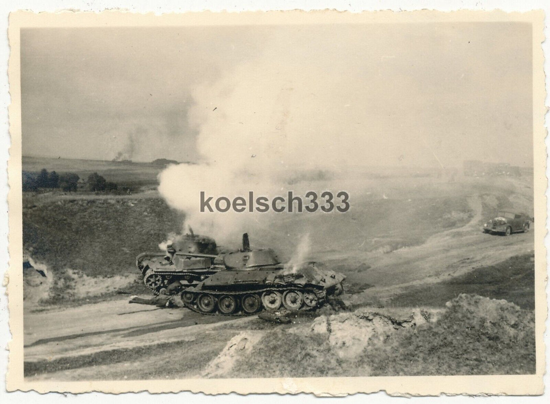 Foto Kampf gegen russische Panzer am Dnjepr Übergang ! T-34 T-26 Tanks brennen !
