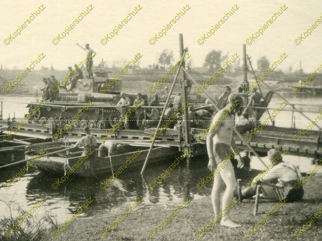 Foto, Panzer-Regiment 18, Panzer III auf Fähre, 