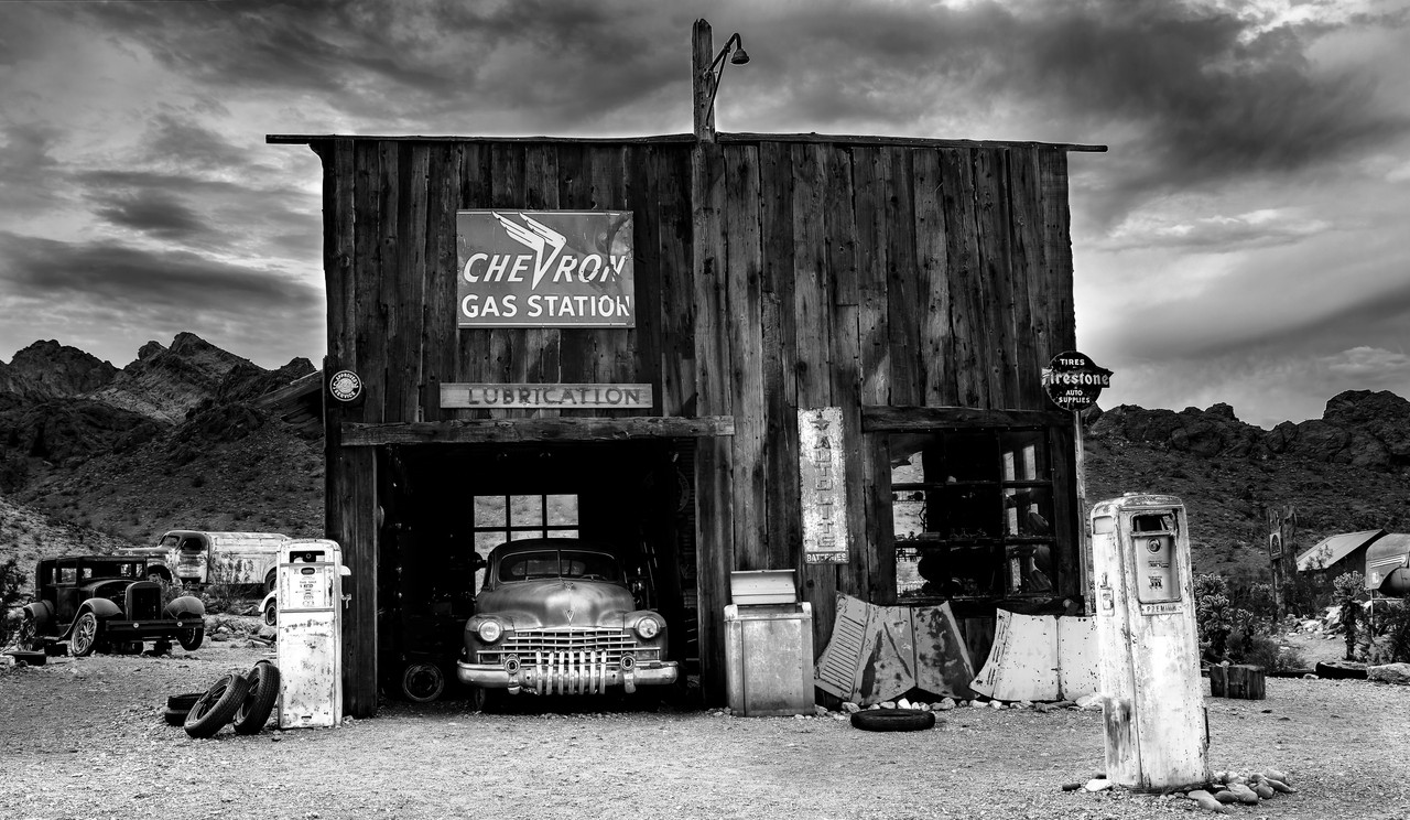 blacknwhitechevrongastation.jpg