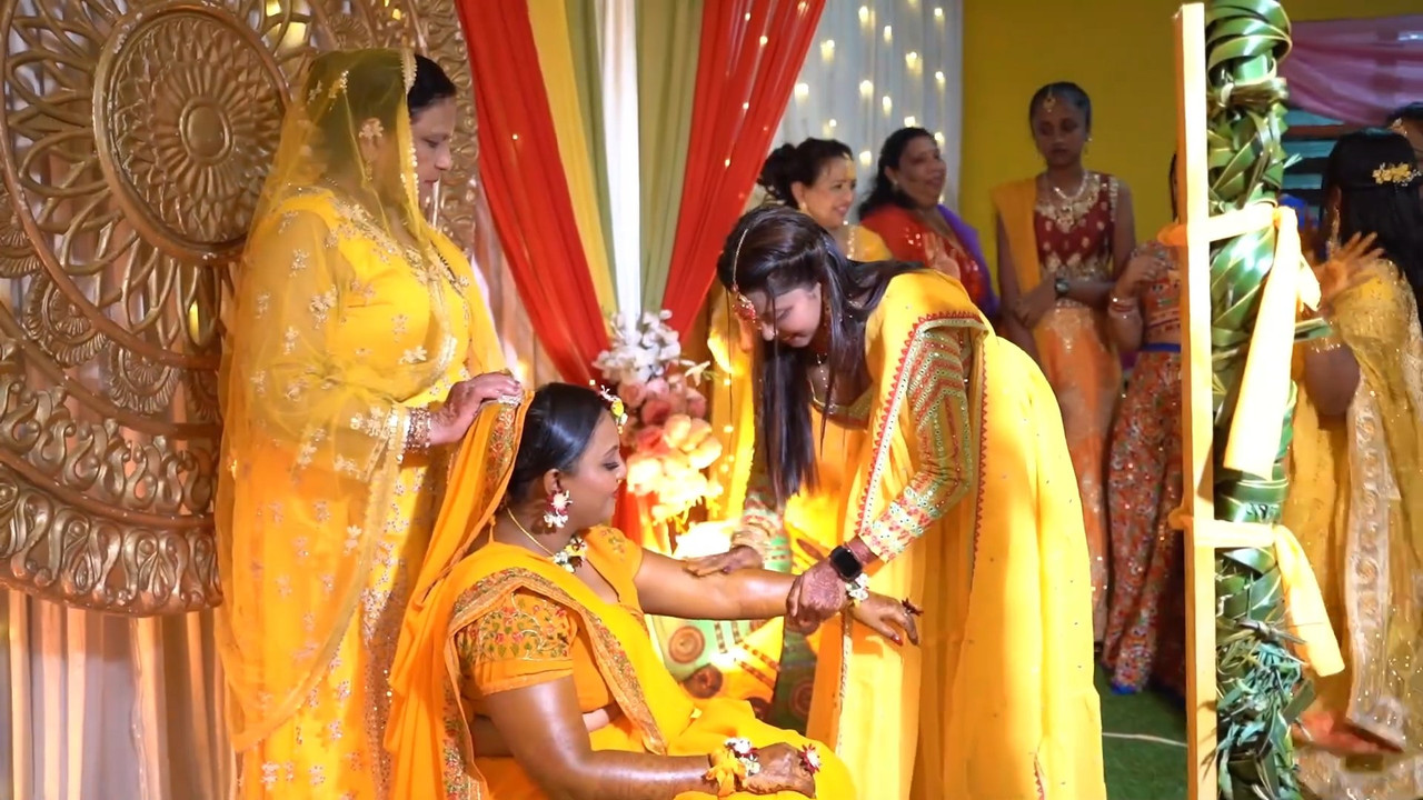 BUSTY MARATHI LADY DEEP CLEAVAGE IN YELLOW DRESS.mp4_snapshot_00.00.355