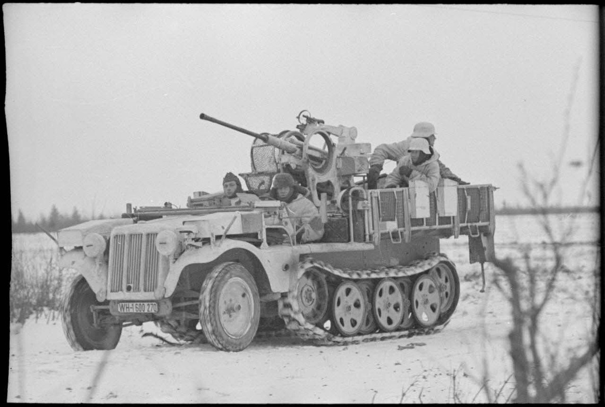 Un semi-chenillé Sd.kfz.104, armé d'un canon de 2 cm Flak 38.
