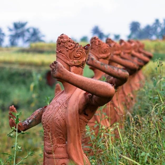 Patung penari di Taman Gandung Terakota Banyuwnagi.