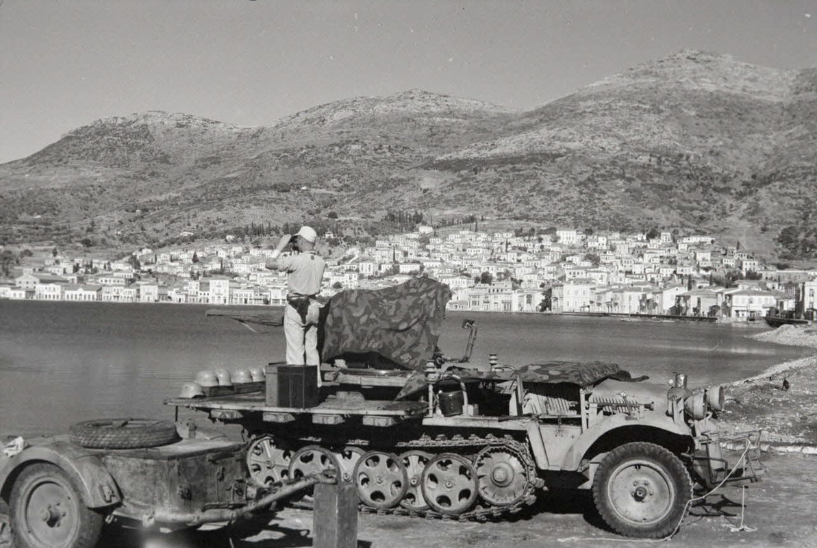 Dans la baie de Vathy, sur l'île de Samos, un artilleur de la FlaK juché sur un semi-chenillé Sd.kfz