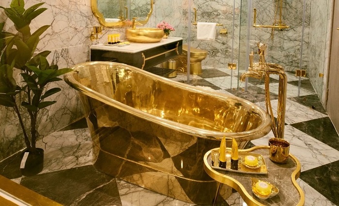 Toilet berlapis emas di Dolce by Wyndham Hanoi Golden Lake.