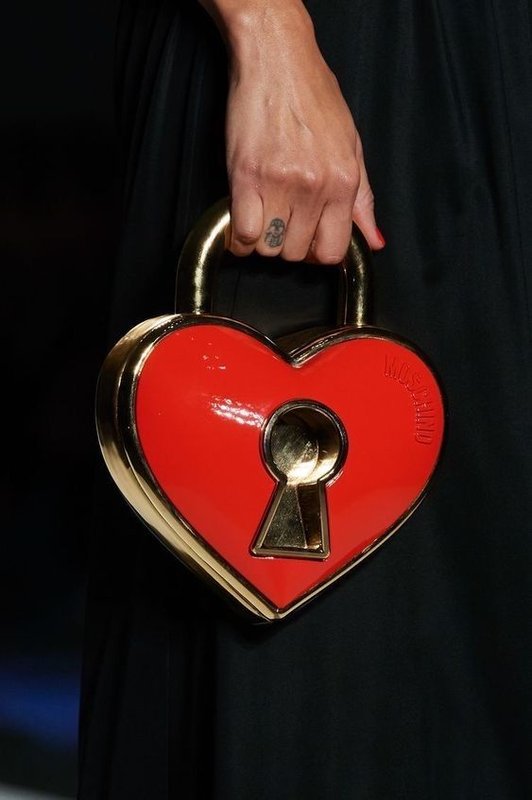 bag-red-padlck.jpg