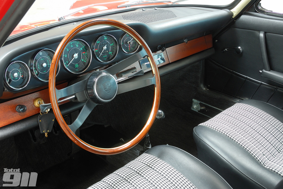 Porsche-901-Green-Gauges-Pepita.jpg