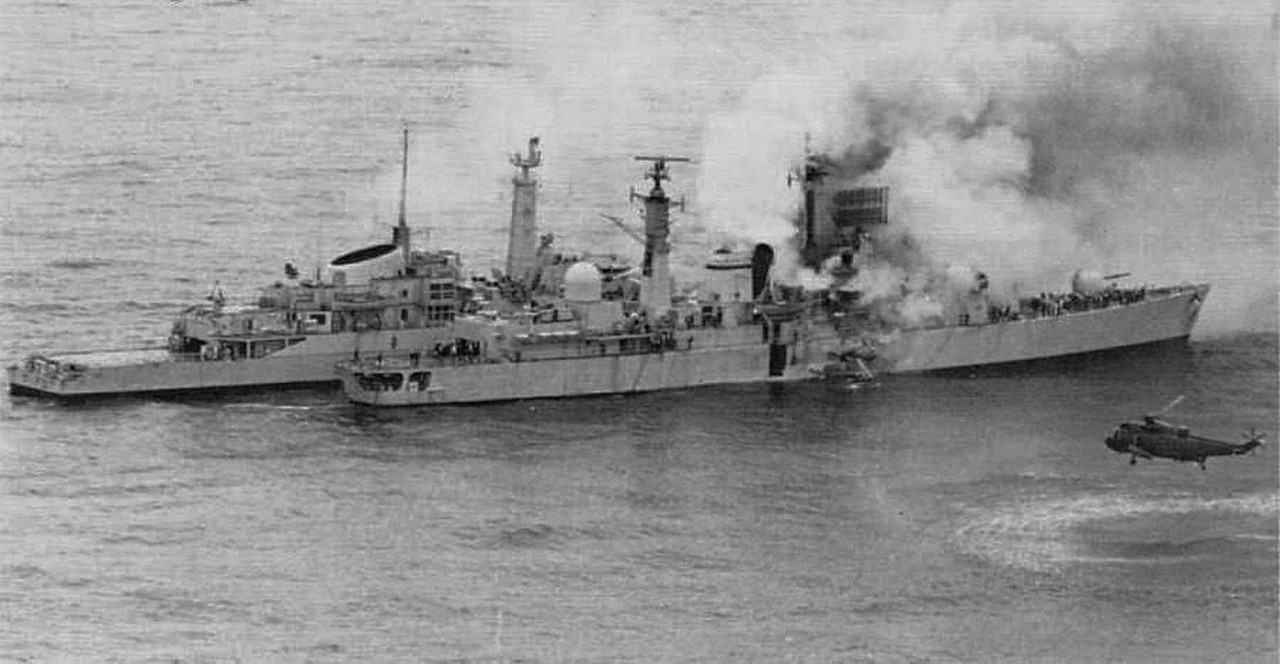HMS Sheffield (D.80) получает помощь от фрегата Arrow-2