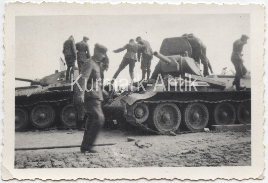 Foto Wehrmacht Russland Front Beute Panzer T34 (2)