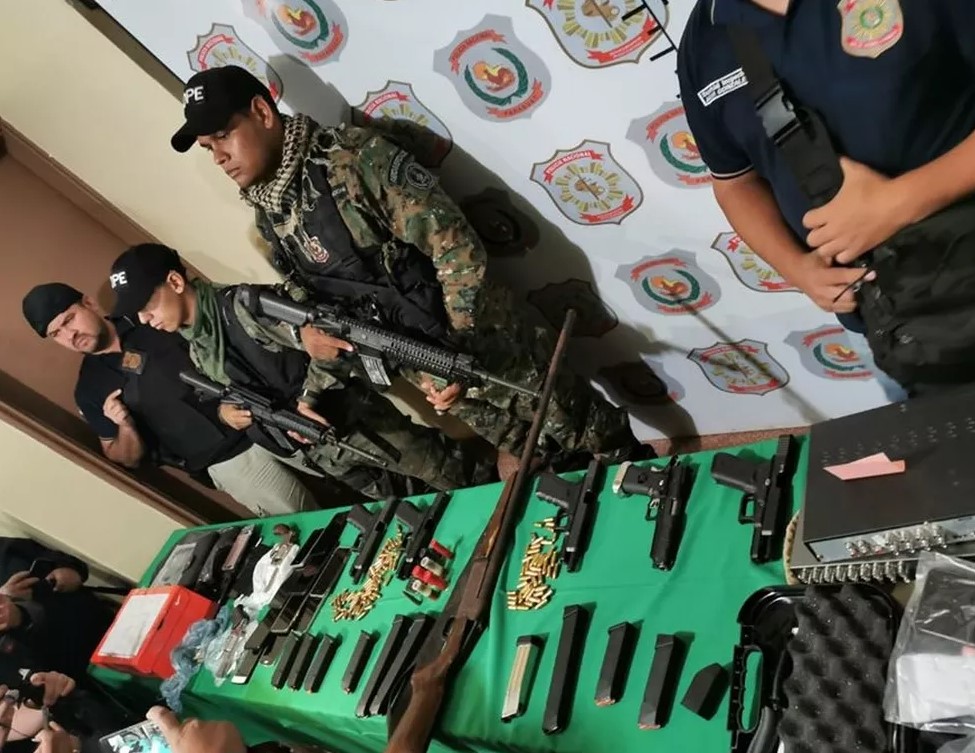 Polícia mostra armas apreendidas em operação para encontrar assassinos de Léo Veras — Foto: Divulgação/Polícia Nacional do Paraguai