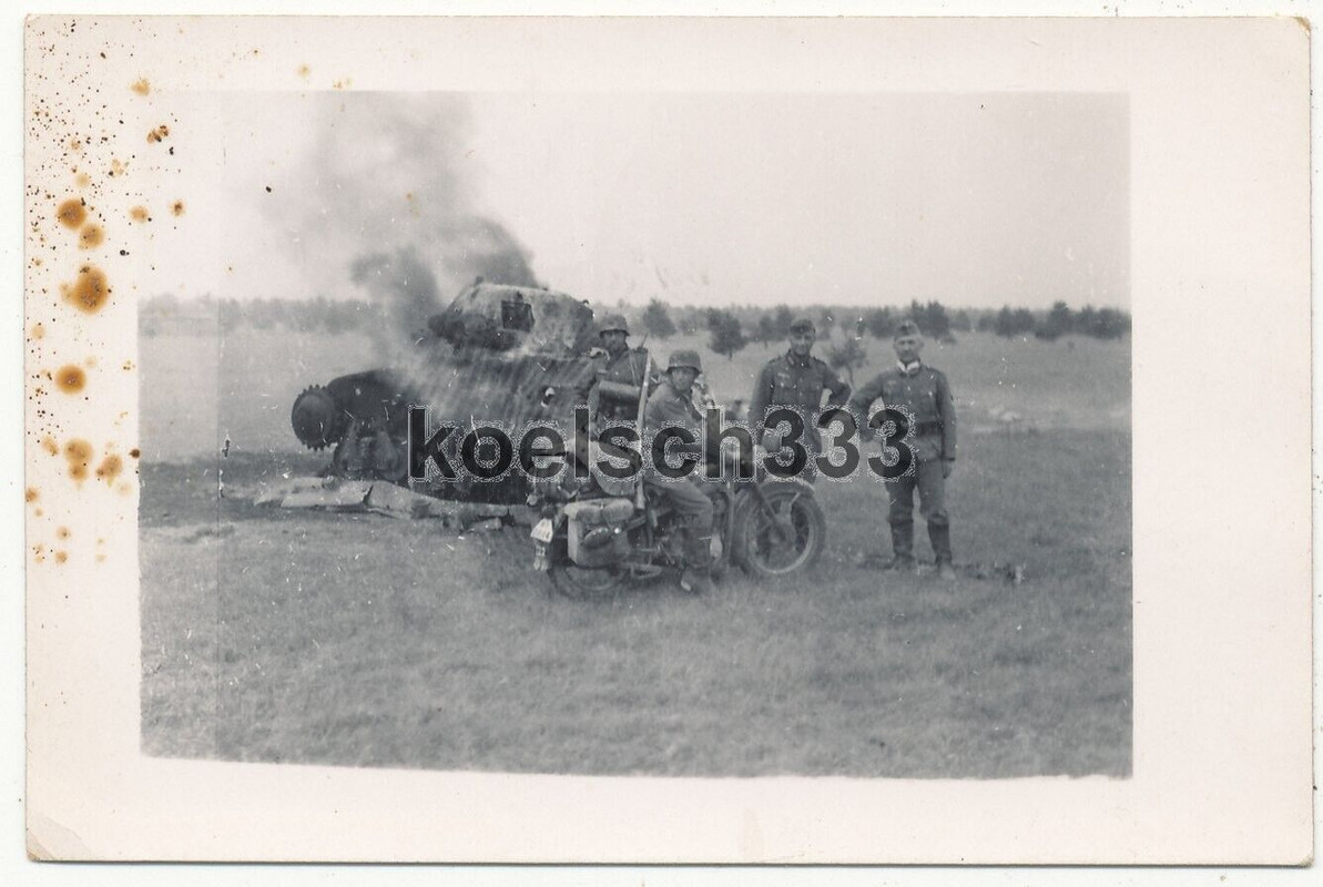 Foto Kradschütze vor brennendem französischen Char Panzer an der Westfront 1940