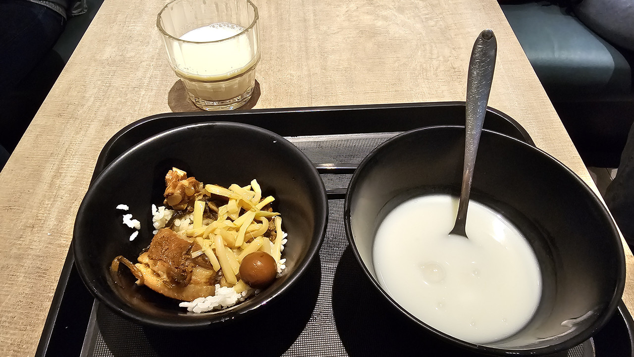 滷肉飯、豆漿、粥(?)
