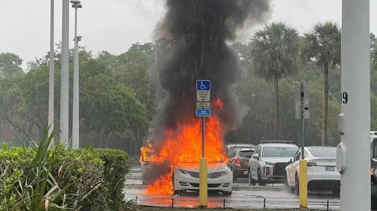 Acusan a madre por provocar incendio con sus hijos adentro mientras robaba en Florida