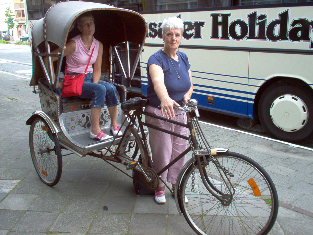 Tina-Jenny-On-Yer-Bike-2-Brugge.jpg