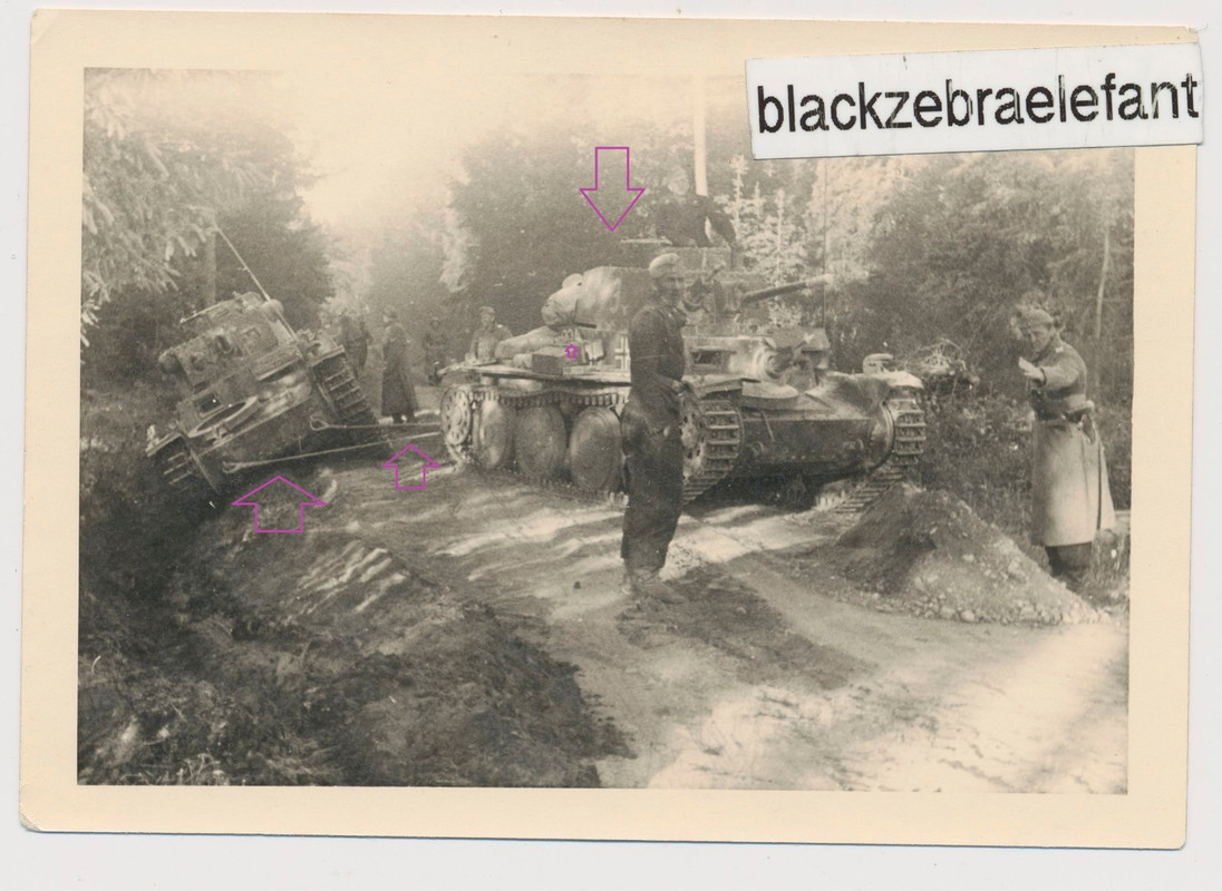 WK2 FOTO Pz Soldaten helfen sich mit TANKS beim Abschleppern