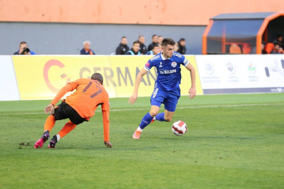 C7F4DE46-6E0E-4163-A737-332D445BD578