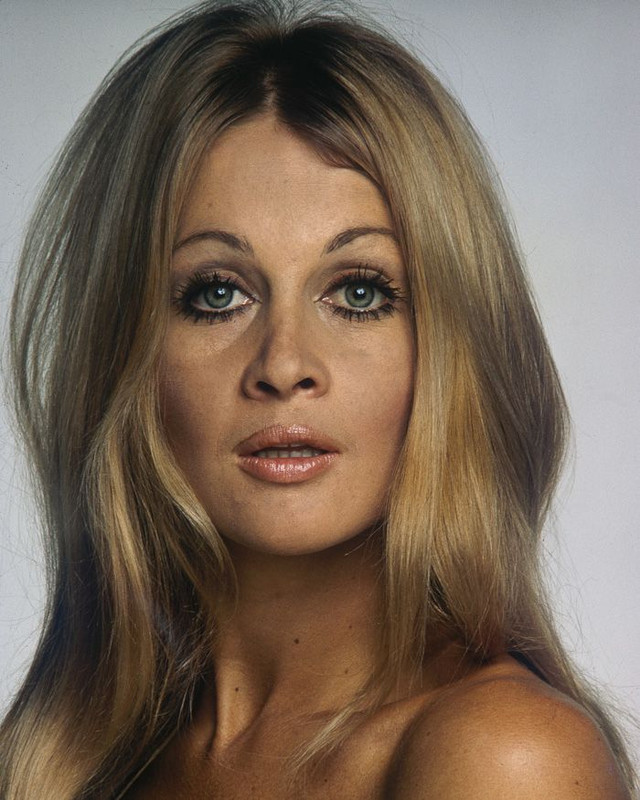 anouska_hempel_a07