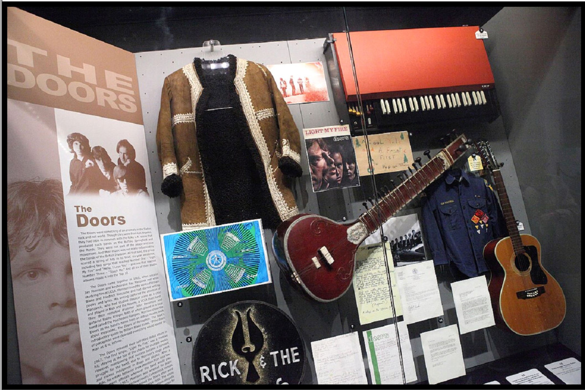 https://i.postimg.cc/d3hszfqq/The-Doors-artifacts-Rock-and-Roll-Hall-of-Fame-2014-12-30-14-00-24-by-Sam-Howzit.jpg