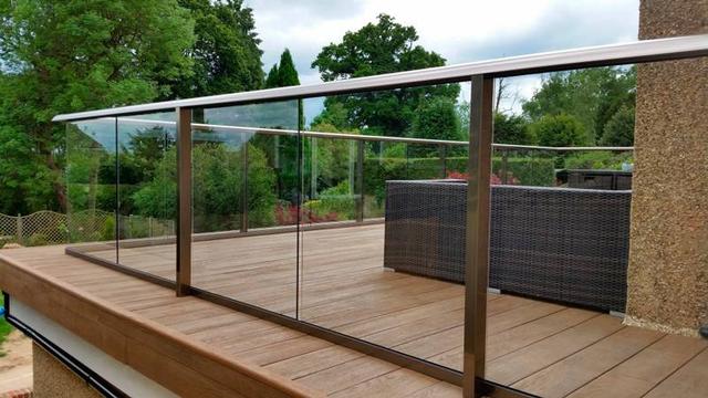 Ламіновані скляні перила: стильний захист для балконів та терас
