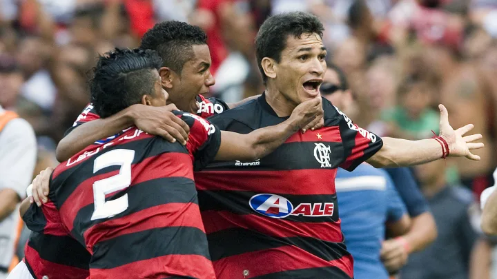 Angelim comemorando gol do título de 2009